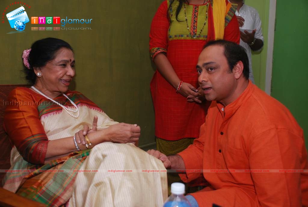 Asha Bhosle and Prateik Babbar at book launch on Smita Patil Event hd photo